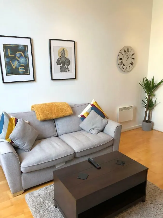 Stylish City Centre Apartment Cardiff